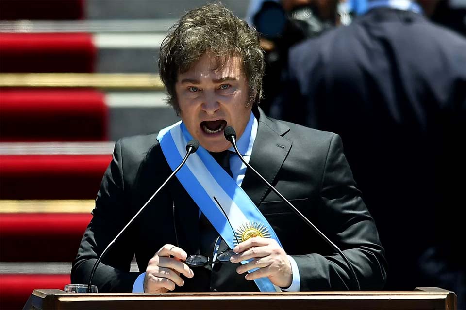 Argentina: Javier Milei suspende propaganda oficial e reduz cargos públicos