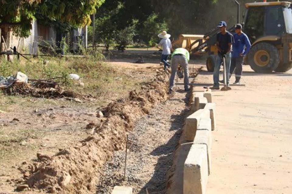 Prefeitura de Ji-Paraná finaliza instalação de meios-fios na rua Maracatiara (T-20)