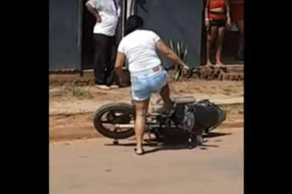 Mulher quebra moto do marido ao encontrá-lo em “bar de mulheres”