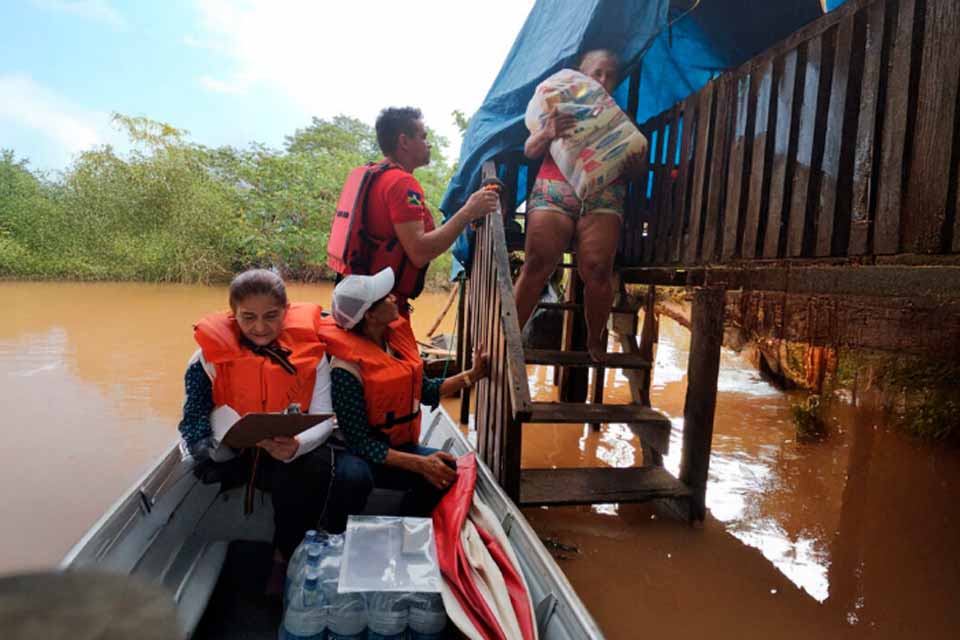 Governo segue com entrega de cestas básicas e água potável para famílias atingidas pela enchente em Ji-Paraná