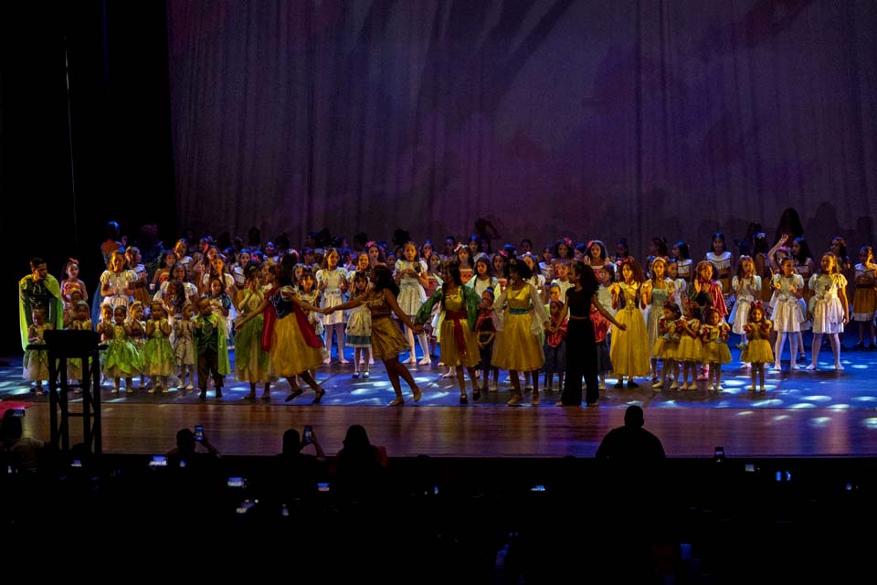 Apresentação de final de ano do ballet da Praça CEU emociona o público de Porto Velho