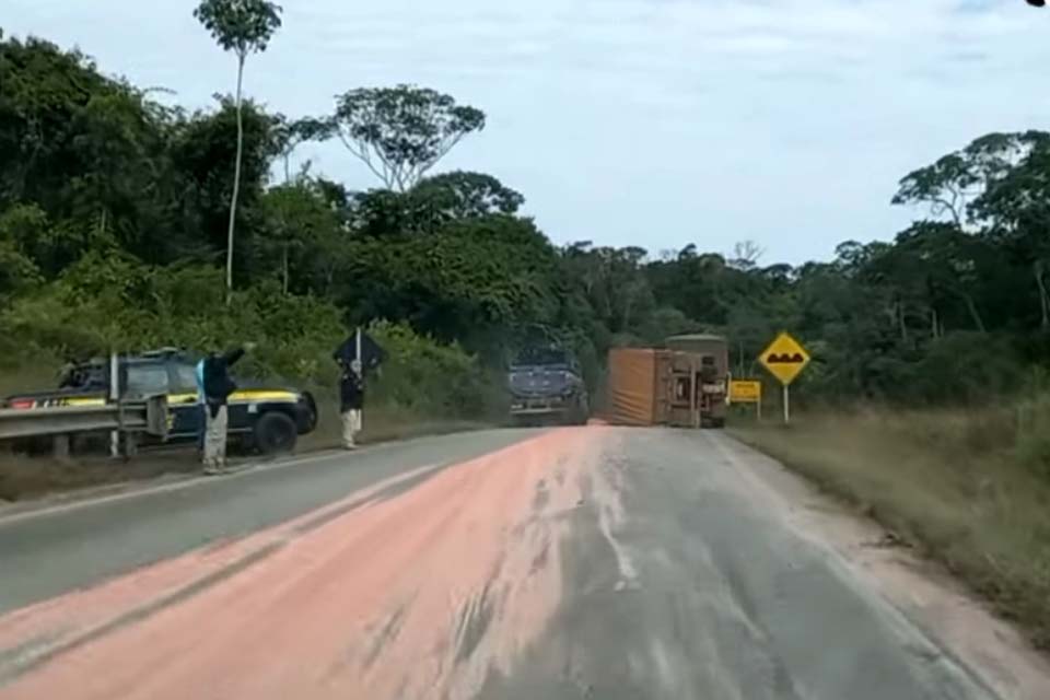 Carreta tomba na serra da BR-435 entre Vilhena e Colorado do Oeste