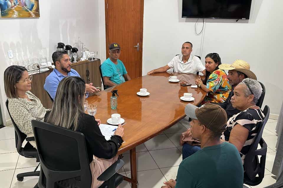 Prefeita e vice-prefeita de Pimenta Bueno se reúnem com feirantes para avaliar melhorias