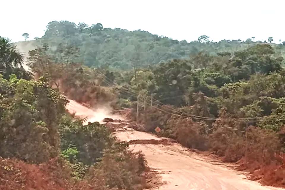 Equipes do DER em Cacoal dão inicío aos trabalhos de construção da ponte no rio Três Cachoeiras