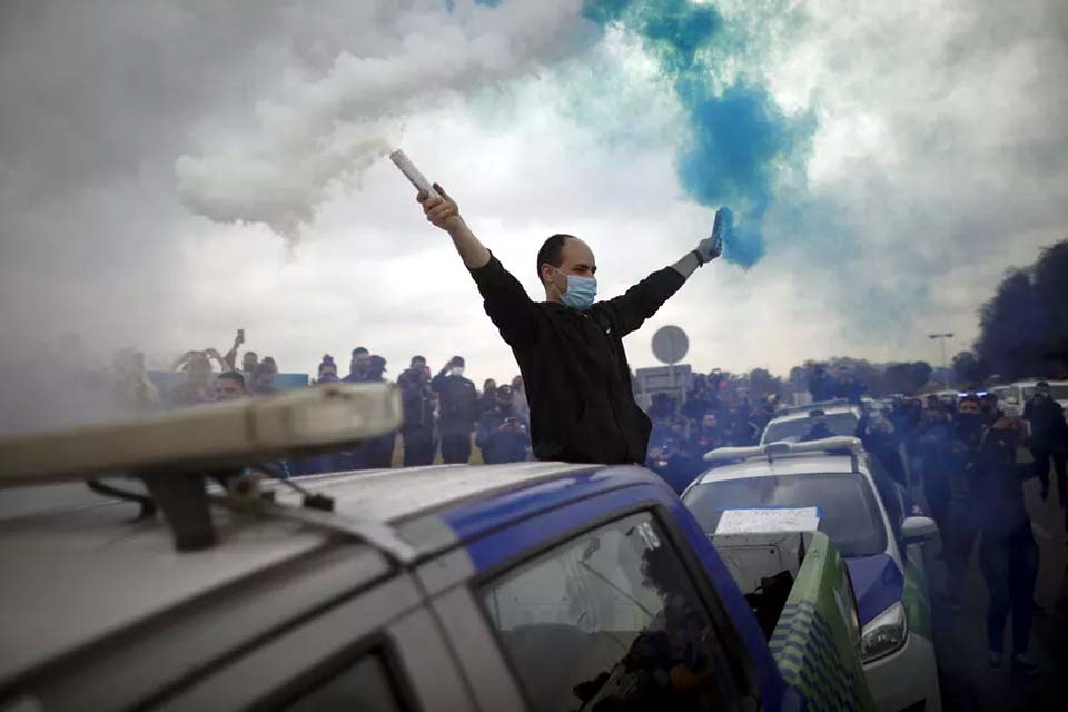 Em protesto por salários, policiais argentinos fazem protesto no entorno da residência oficial da presidência