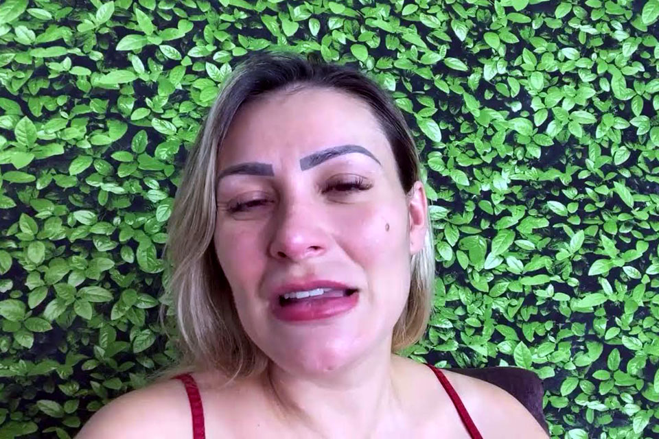 Andressa Urach chora ao falar sobre borderline: Quase me levou à loucura  - Quem