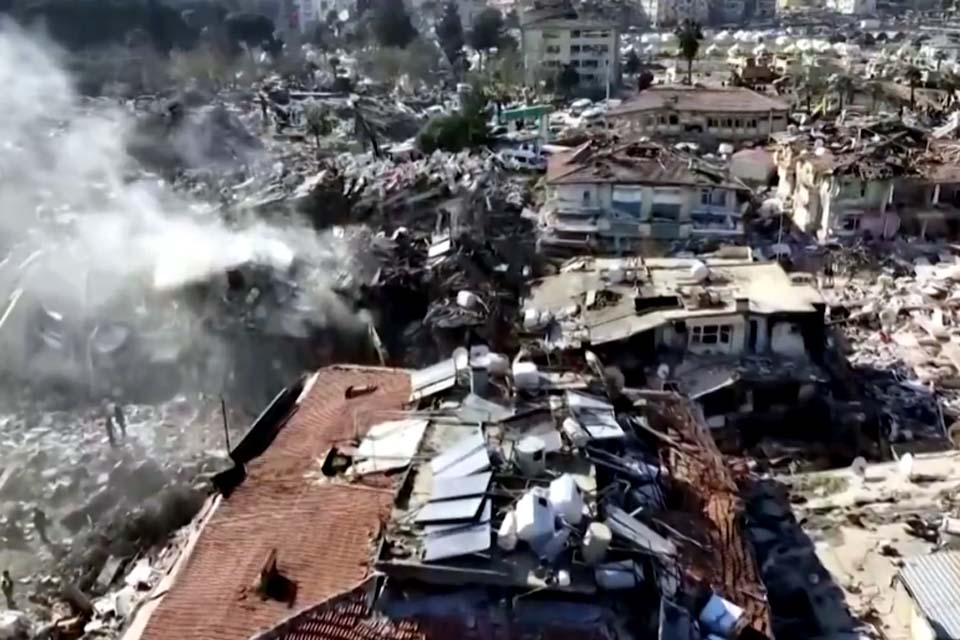 Número de mortes no terremoto da Turquia e da Síria passam de 22 mil