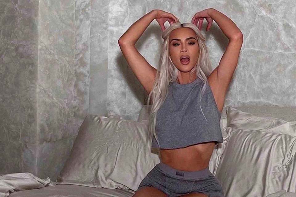 Kim Kardashian mostra cama de R$ 1 milhão em fotos