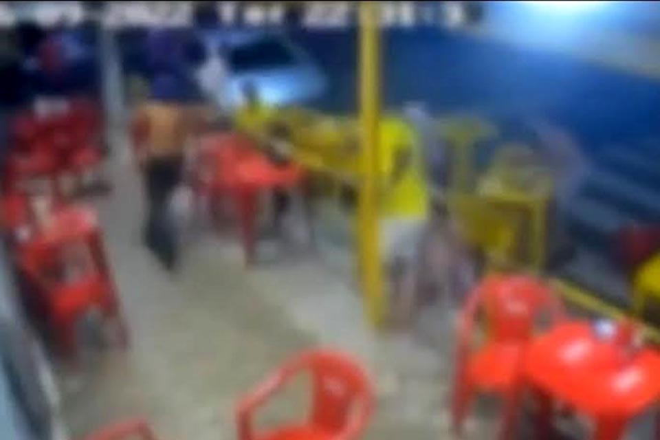 Homem é atacado com pauladas na cabeça por dupla em bar