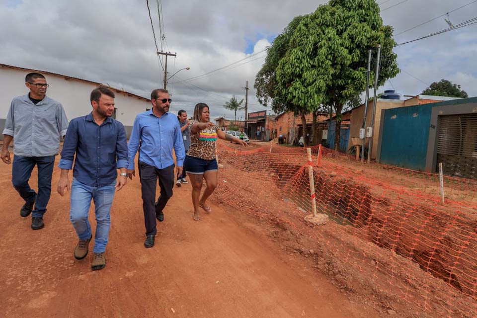 Prefeito Hildon Chaves fiscaliza andamento de obras no bairro Três Marias; mais de R$ 7 milhões foram destinados para obras 