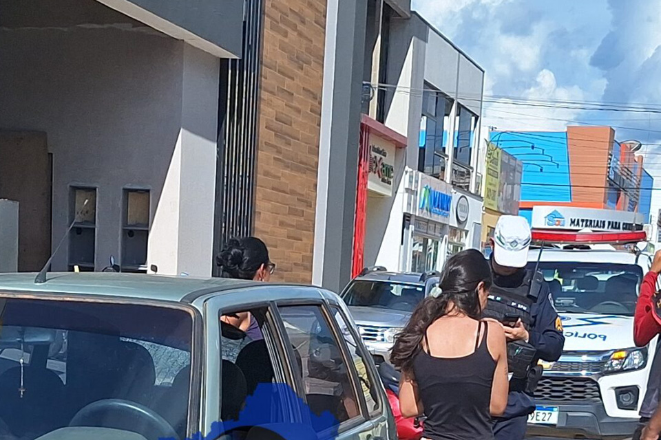 Entregador de delivery colide na traseira de carro e entra de cabeça pelo vidro