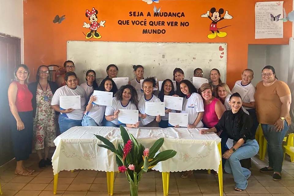 Secretária Municipal de Assistência Social realiza curso de qualificação profissional