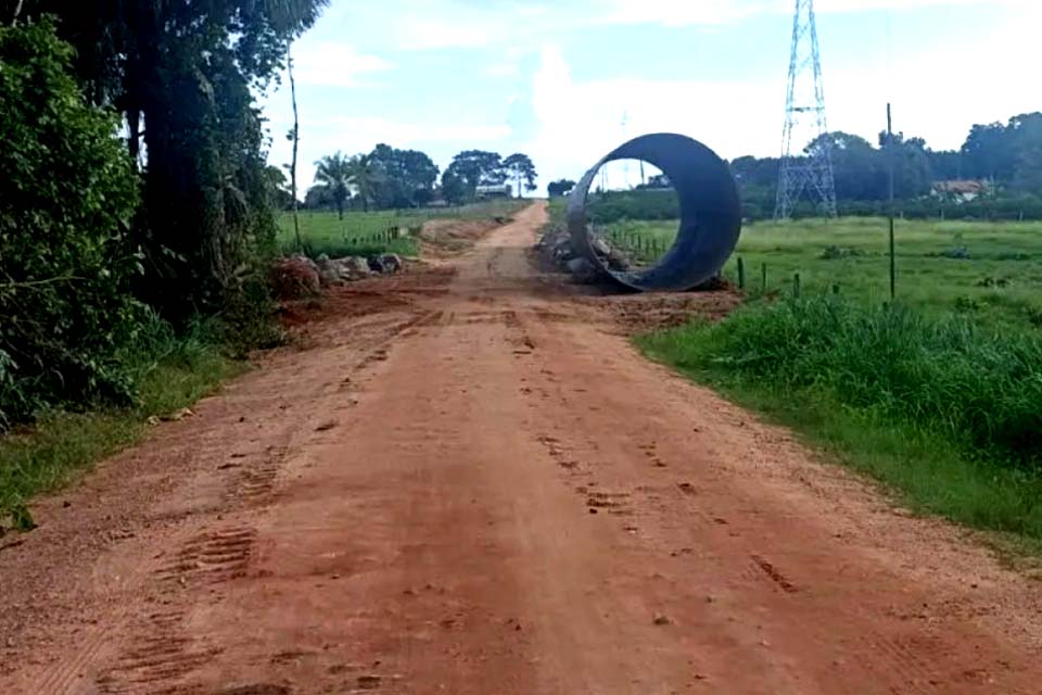 Linha 188 lado sul em Rolim de Moura no km 8,5 ficará interditada para substituição de ponte de madeira por tubo Armco