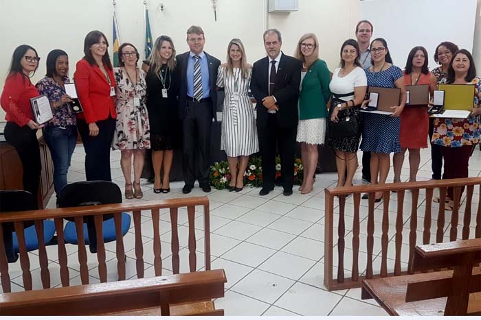 Presidente do TJ-RO visita comarca e homenageia servidores