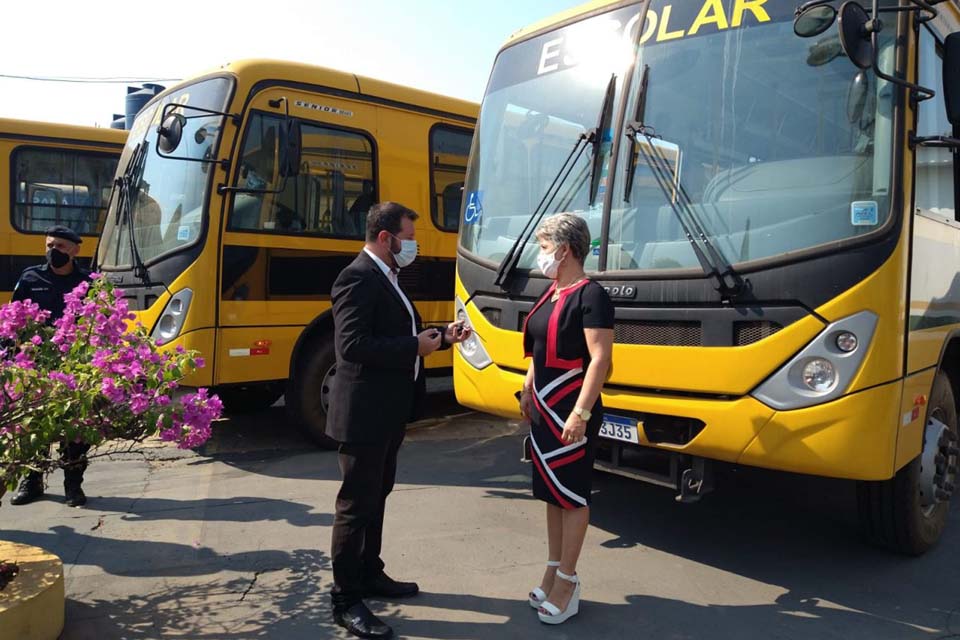 Três ônibus escolares e um interestadual sãi entregues para a Coordenadoria Regional de Educação