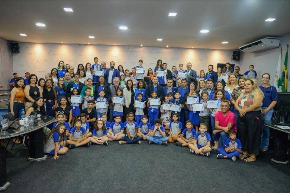 Semed e CMJP realizam posse de 17 vereadores mirins da Escola Ruth Rocha em Ji-Paraná