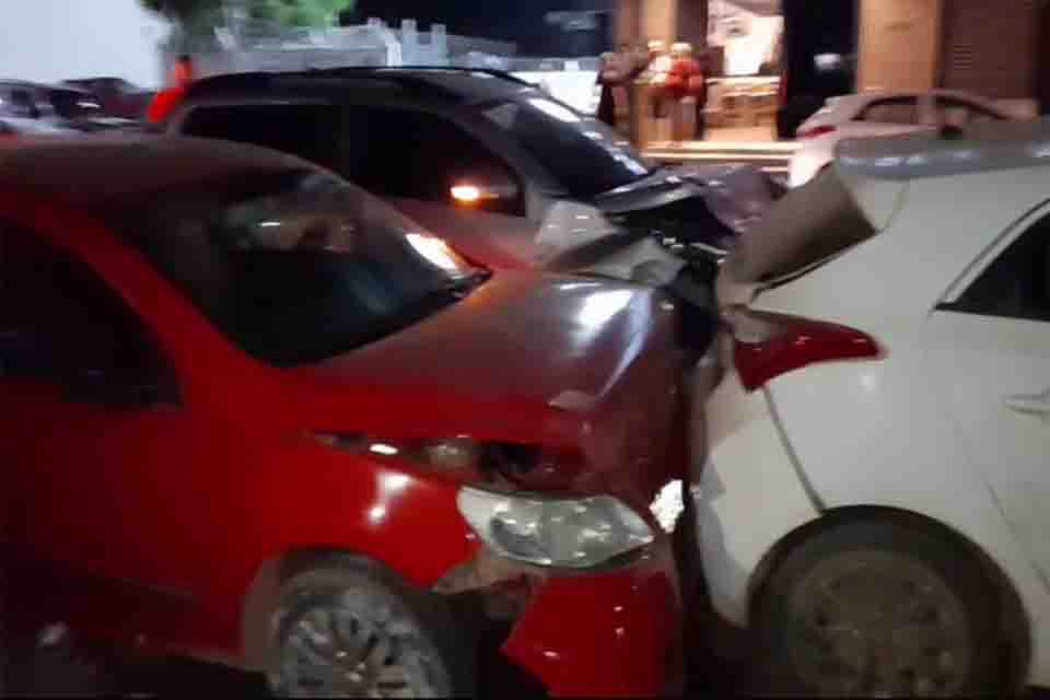 Mulher causa acidente com cinco carros na Avenida Pinheiro Machado