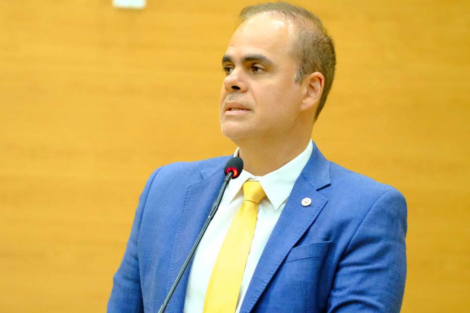 Deputado Alan Queiroz solicita obras de recuperação da RO-464, via que liga Theobroma ao distrito de Palmares