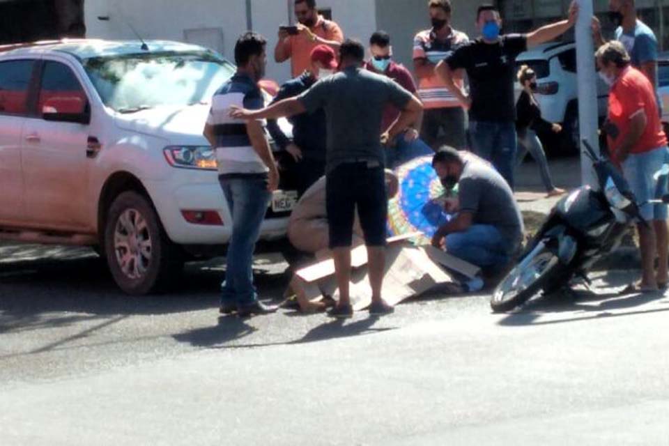 Motociclista fica ferida ao ser atingida por caminhonete em semáforo