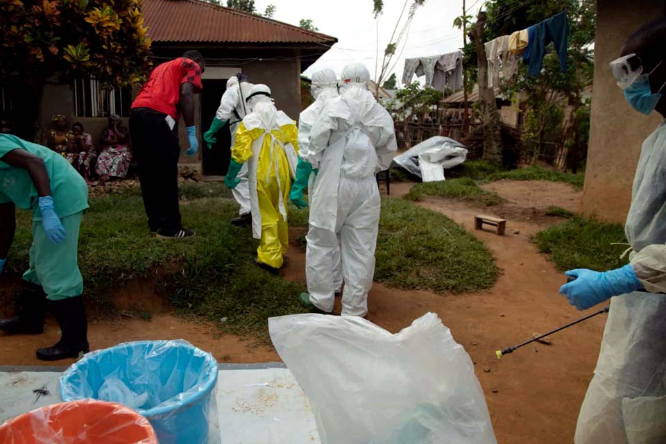 OMS decide sexta-feira se declara ebola como emergência de saúde global