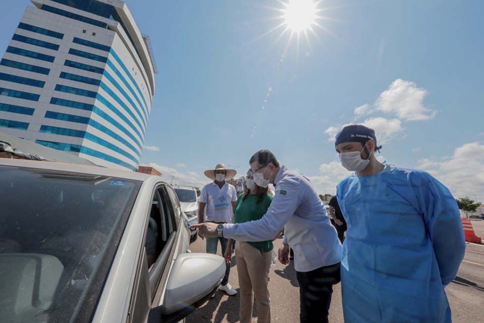 Governador Marcos Rocha acompanha realização de testes rápidos durante mais um drive thru em Porto Velho