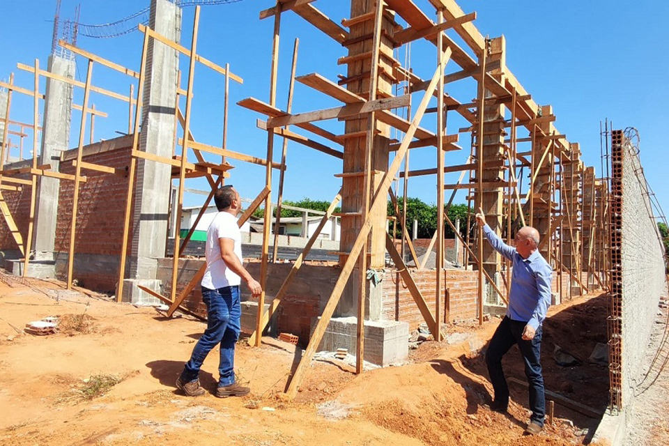 Ezequiel Neiva visita obras de reforma, ampliação e construção de poliesportiva esportiva na escola São Roque