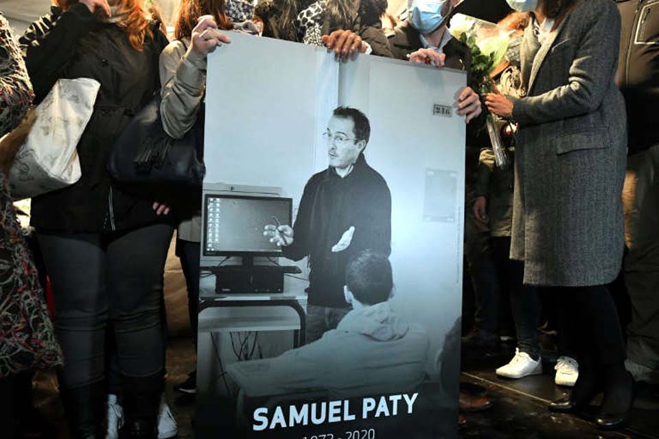 Escolas na França homenageiam professor decapitado e debatem liberdade de expressão