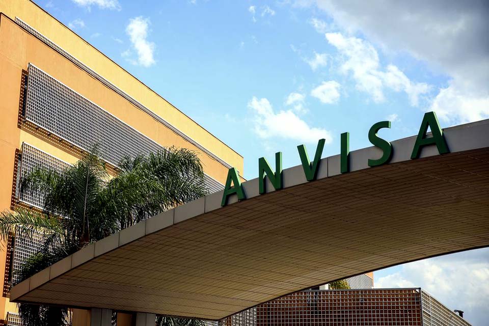 Anvisa alerta estados sobre adulteração de frasco da CoronaVac