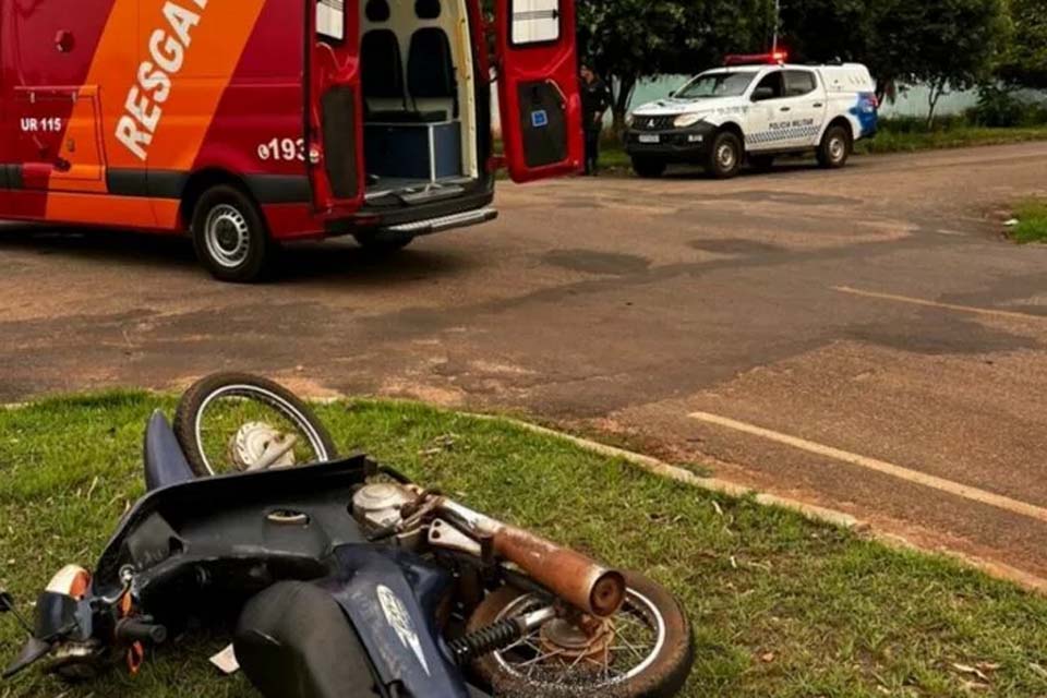 Motociclista é socorrida ao hospital após colisão com carro