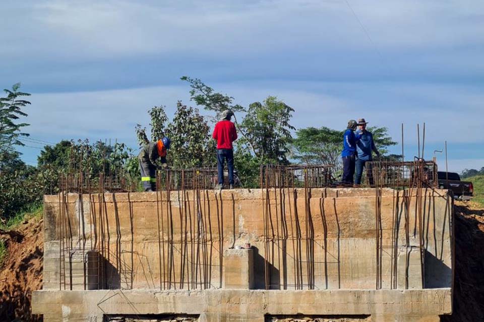 DER vistoria obras de recapeamento e construção de ponte na Rodovia 463