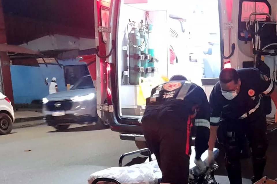 Motociclista foge após atropelar ciclista em frente de supermercado