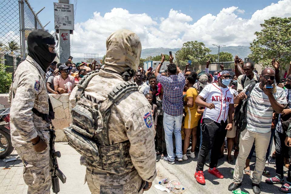 EUA ordenam que funcionários do governo e familiares deixem o Haiti