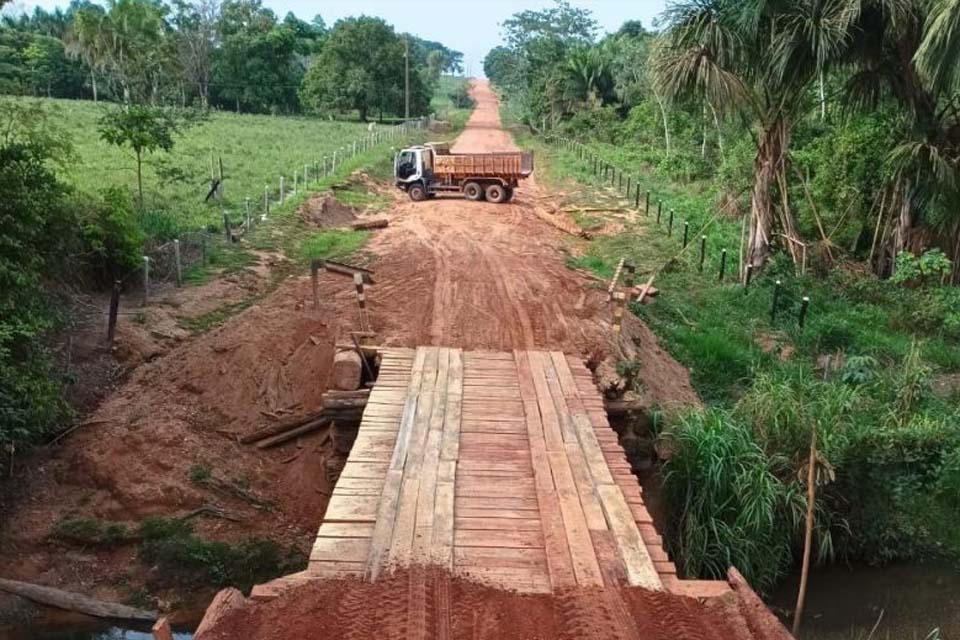 Ponte na Linha 180 Sul em Rolim de Moura é recuperada pela Semosp