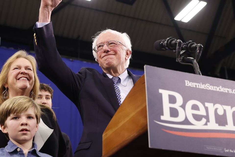 Bernie Sanders desiste da corrida à Casa Branca