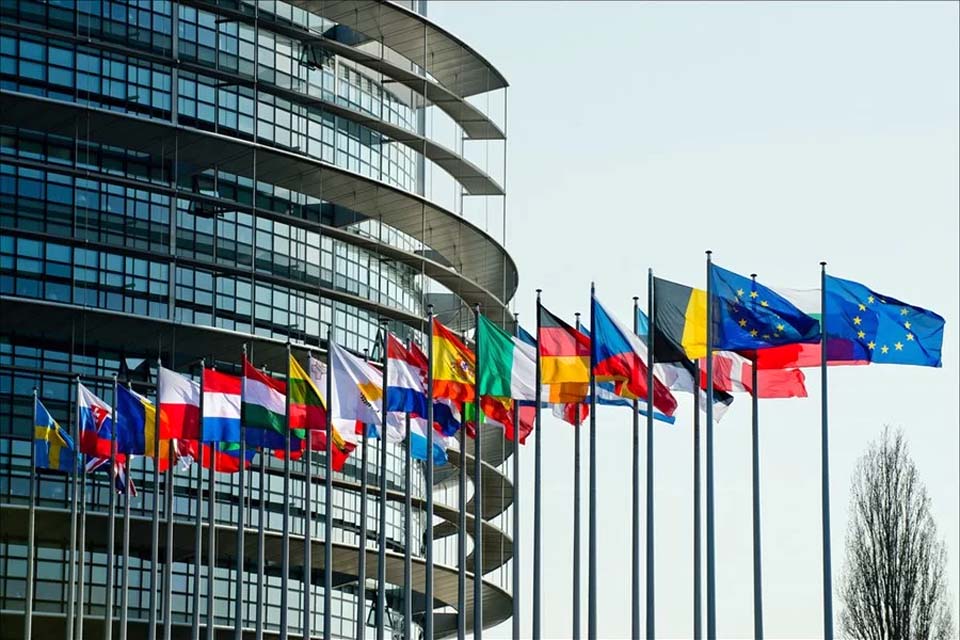 Parlamento Europeu adota 1ª lei no mundo a regular inteligência artificial