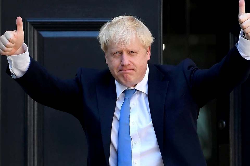 Boris Johnson continua na UTI, mas não apresenta sintomas de pneumonia