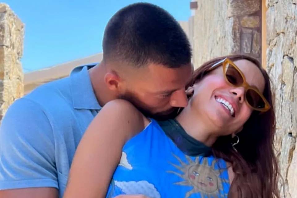 Em clima de romance, Anitta ganha carinho de Simone Susinna na Grécia