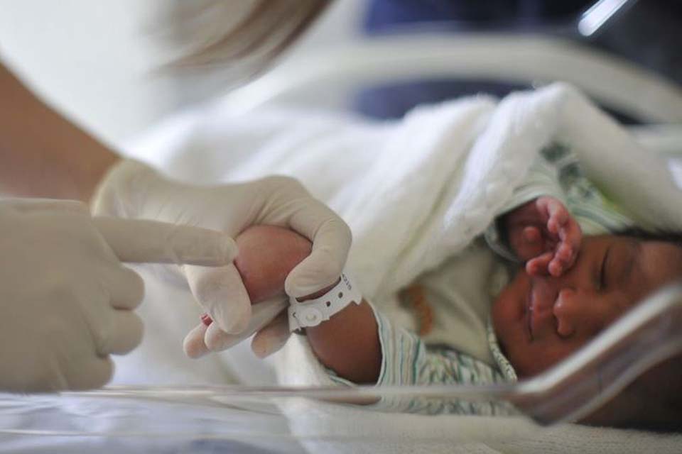 Projeto Hora do Colinho acolhe bebês durante hospitalização no Acre