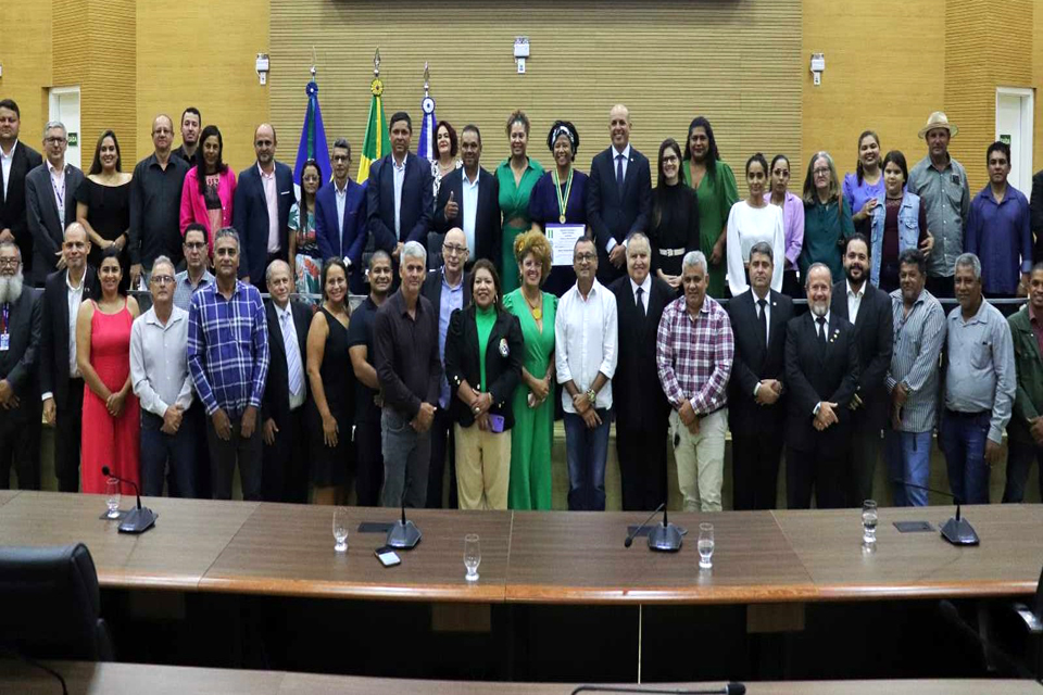 Ismael Crispin homenageia deputada federal Silvia Cristina por trajetória inspiradora e comprometimento