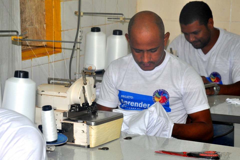 Alunos serão beneficiados com bolsas e uniformes produzidos por reeducandos