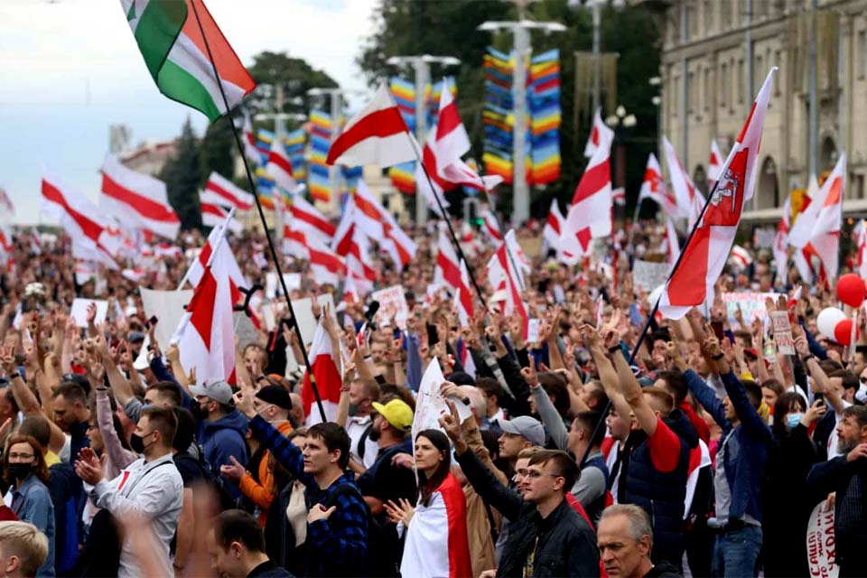 Mais de 700 pessoas detidas em dia de protestos contra Lukashenko