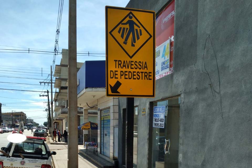 Substituição de placas de sinalização danificadas garante mais segurança no trânsito