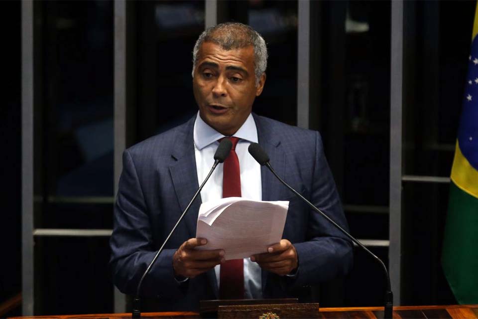 Senador Romário é submetido a cirurgia em hospital do Rio