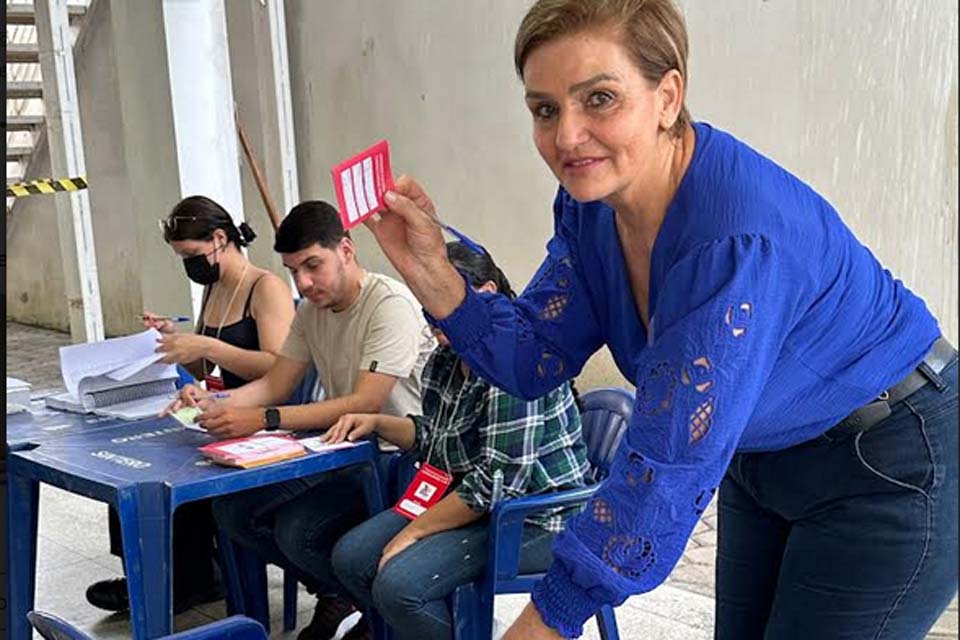 ELEIÇÃO NO SINTERO - Candidata da Chapa 2, Dioneida Castoldi vota na Sede Administrativa em Porto Velho