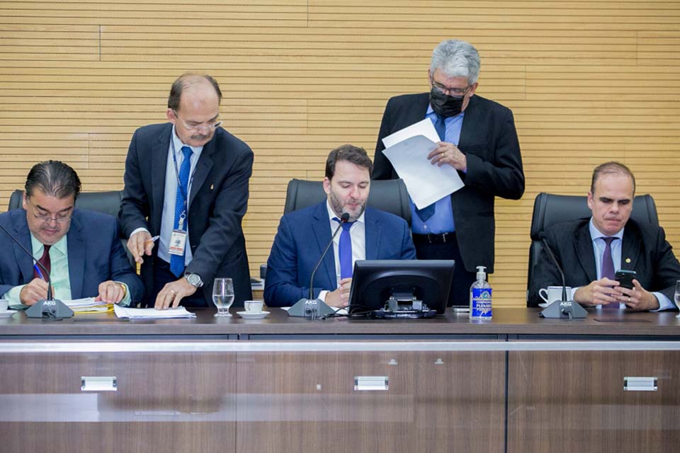 Deputados aprovam revisão anual aos efetivos e abono natalino para todo o quadro de servidores