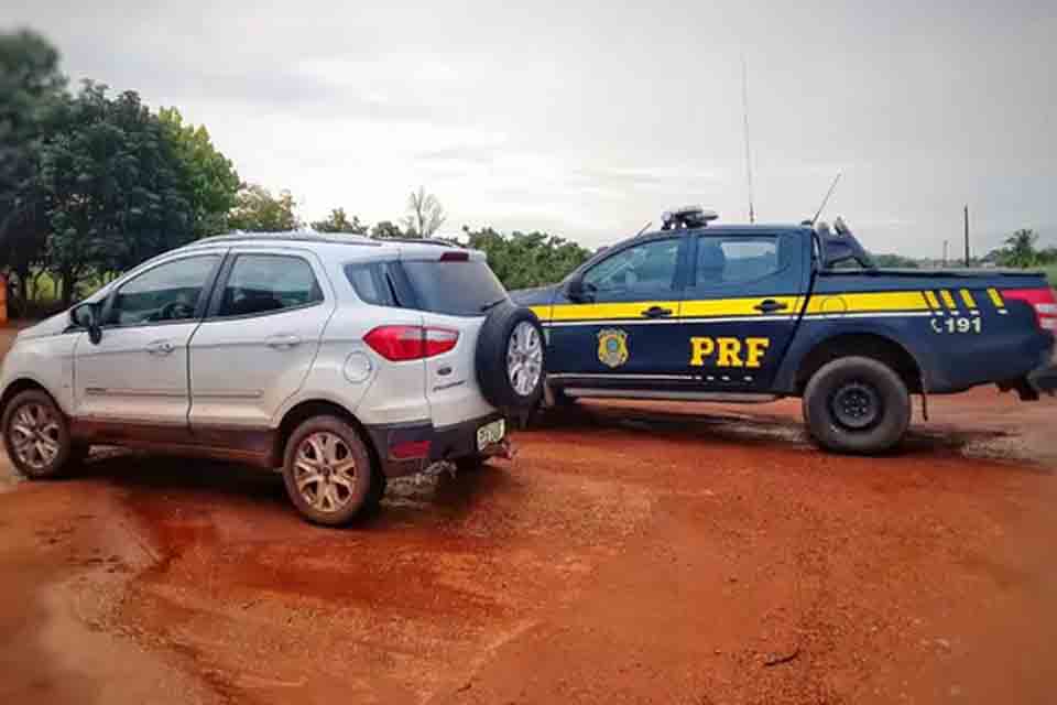 PRF identifica veículo clonado e dois homens são presos