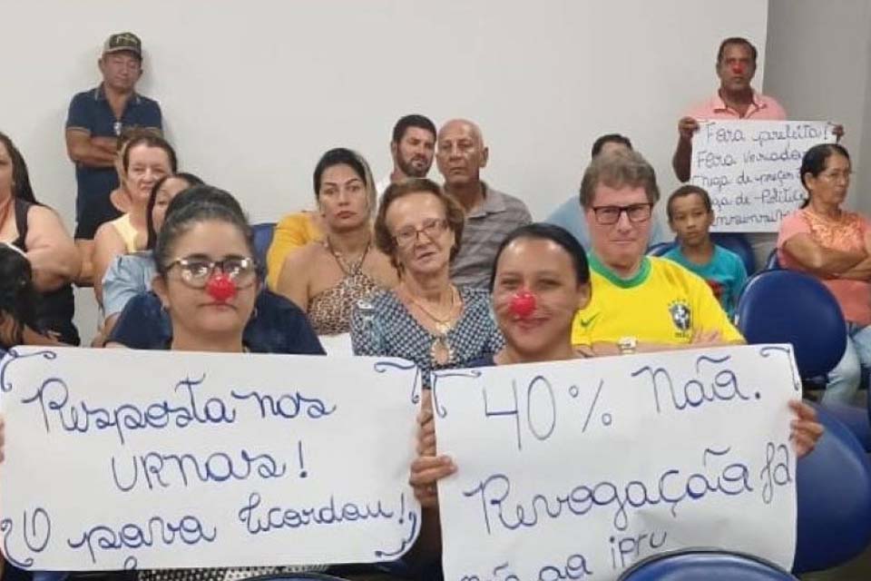 Moradores de Cerejeiras realizam manifestações contra o aumento do IPTU durante sessão na Câmara