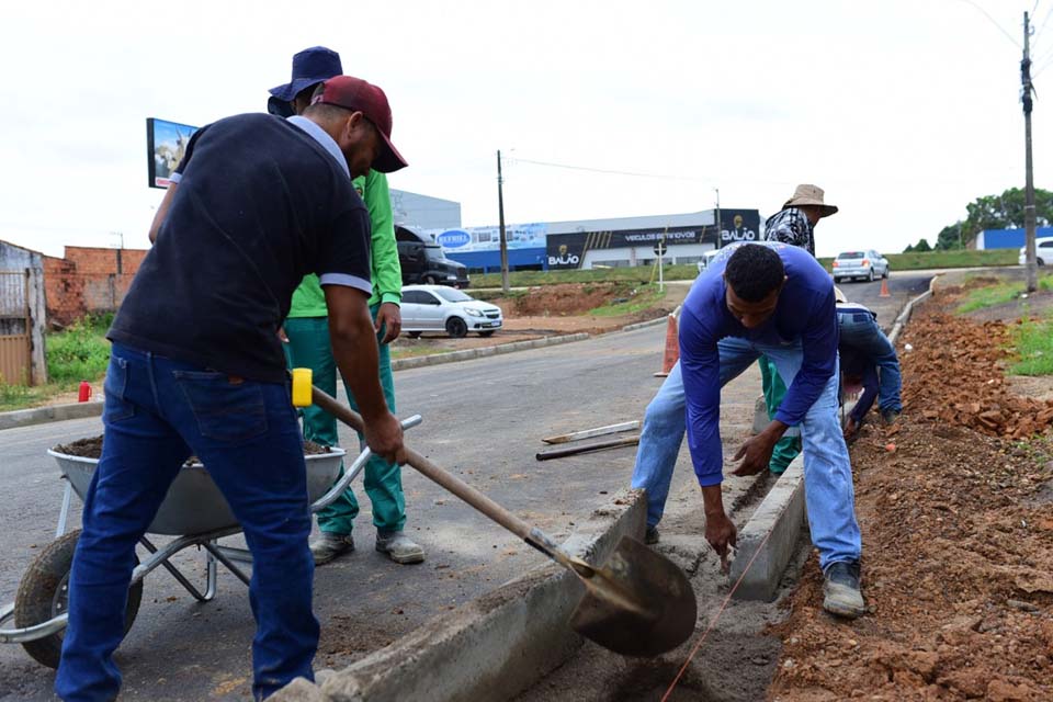 Ruas pavimentadas no 2 de Abril recebem meios-fios e sarjetas