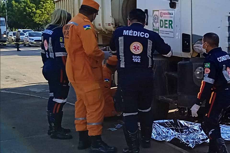 Motociclista morre em colisão com caçamba do DER na Avenida Jorge Teixeira