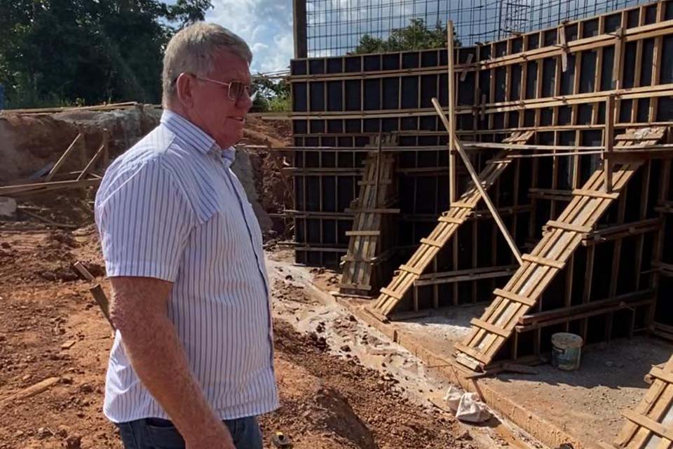 Prefeitura de Rolim de Moura avança na construção da ponte de concreto na Linha 196 lado sul